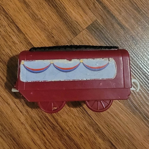 Thomas & Friends Trackmaster Caitlin with 2 Cars - Picture 6 of 8